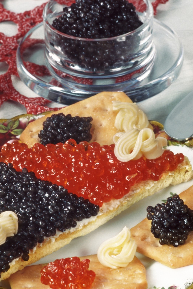 Бутерброд с черной и красной икрой икрой