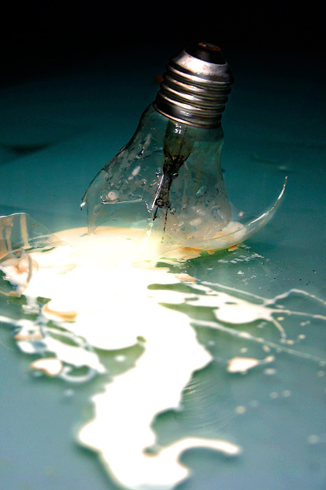 Из разбитой лампы вытекает свет
