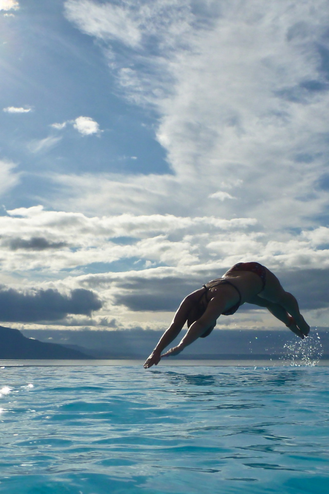 Девушка ныряет в воду