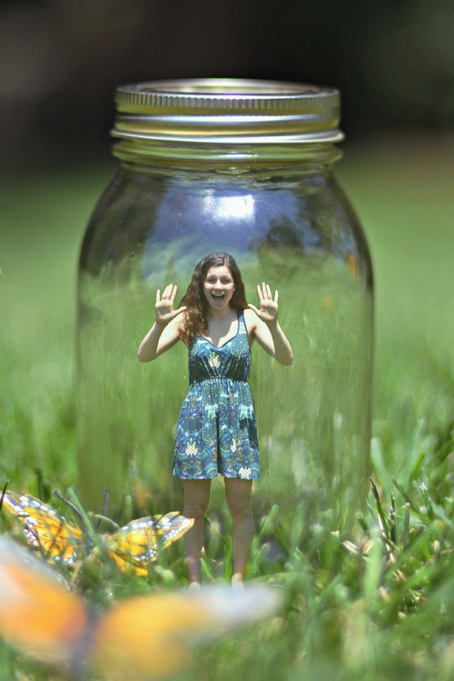 Девочка в банке