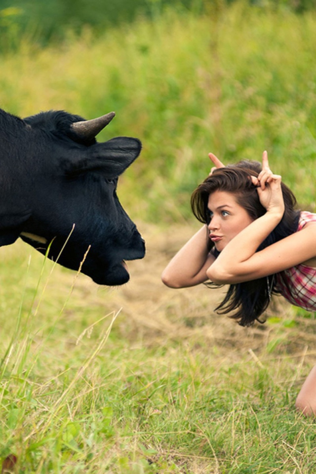Девушка с коровой