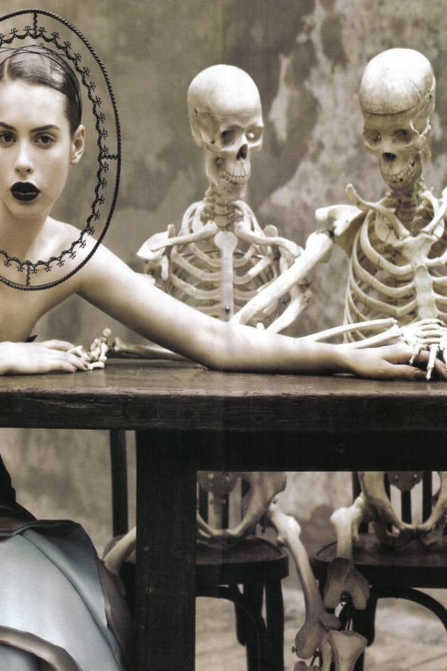 Девушка со скелетами за столом