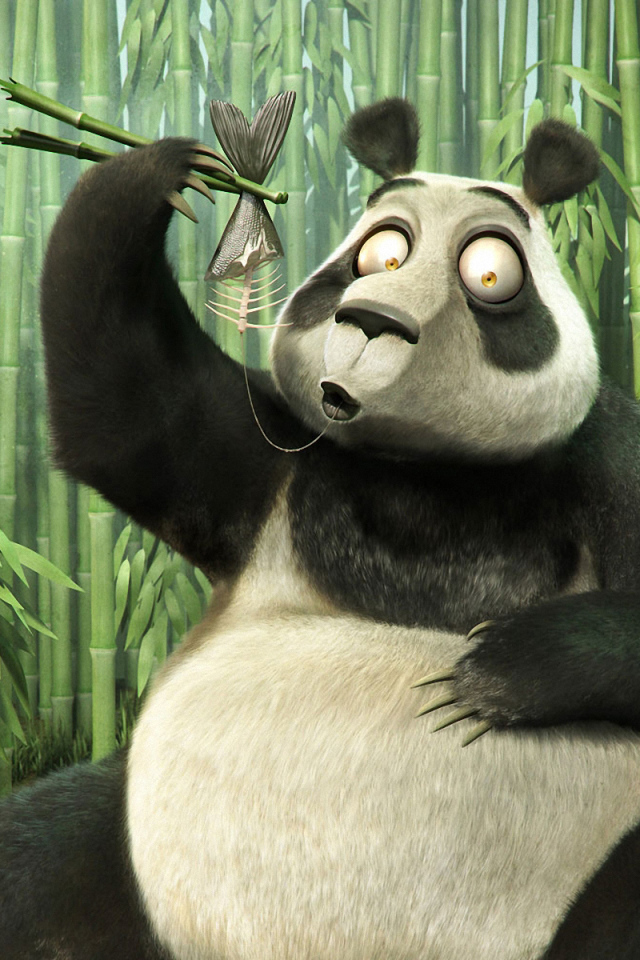 Панда палочками ест рыбу