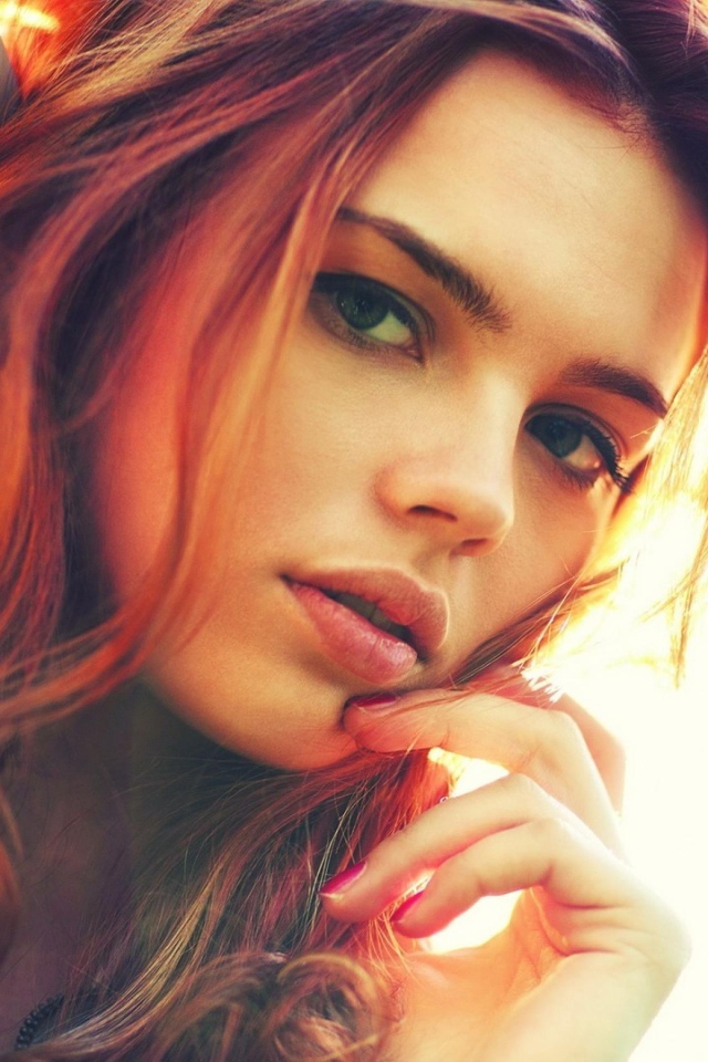 Красивая рыжая девушка