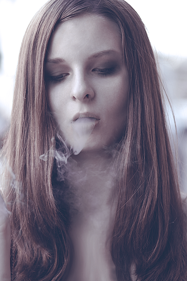 Девушка с сигаретой