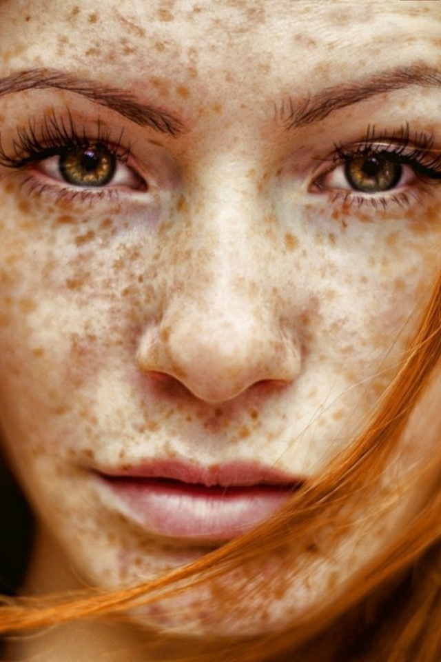 Конопатая девушка
