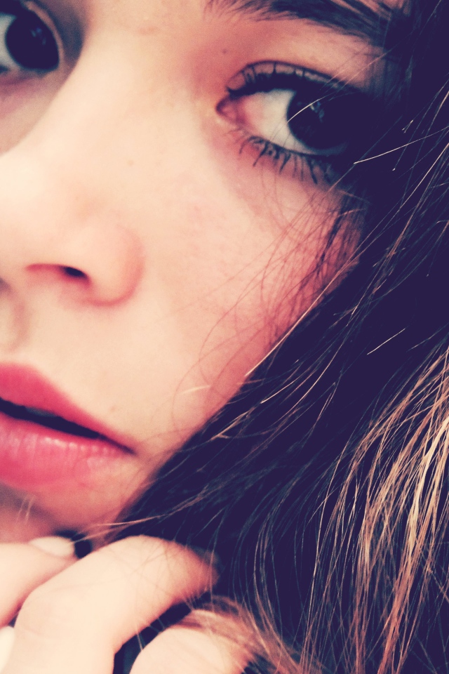 Взгляд брюнетки