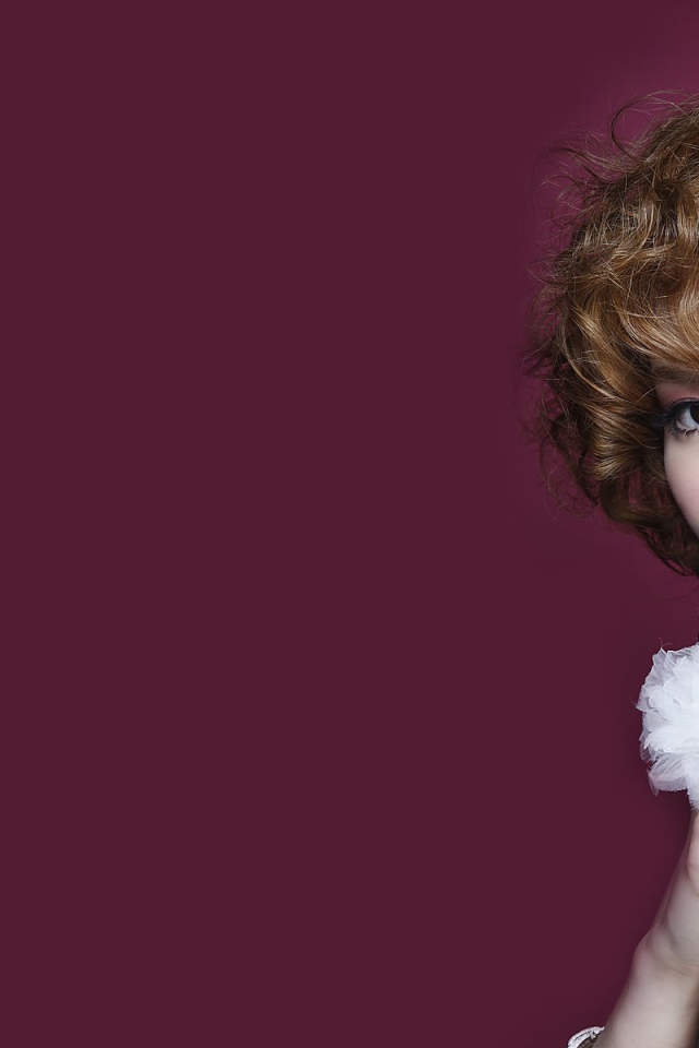 Девушка с птицей