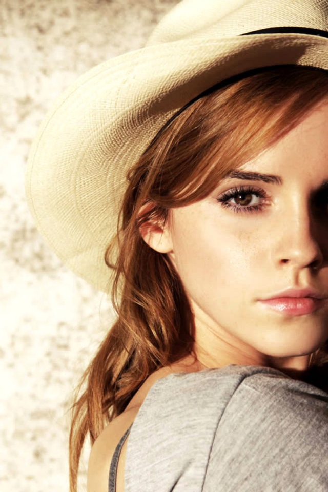 Актриса Эмма Ватсон в белой шляпе