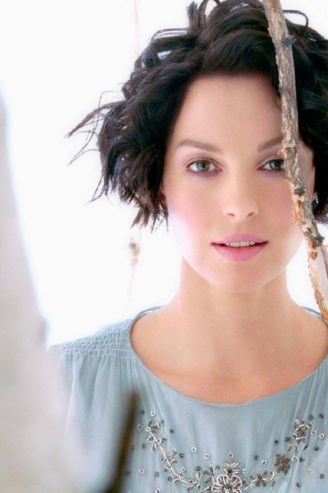 Эшли Джуд у березы