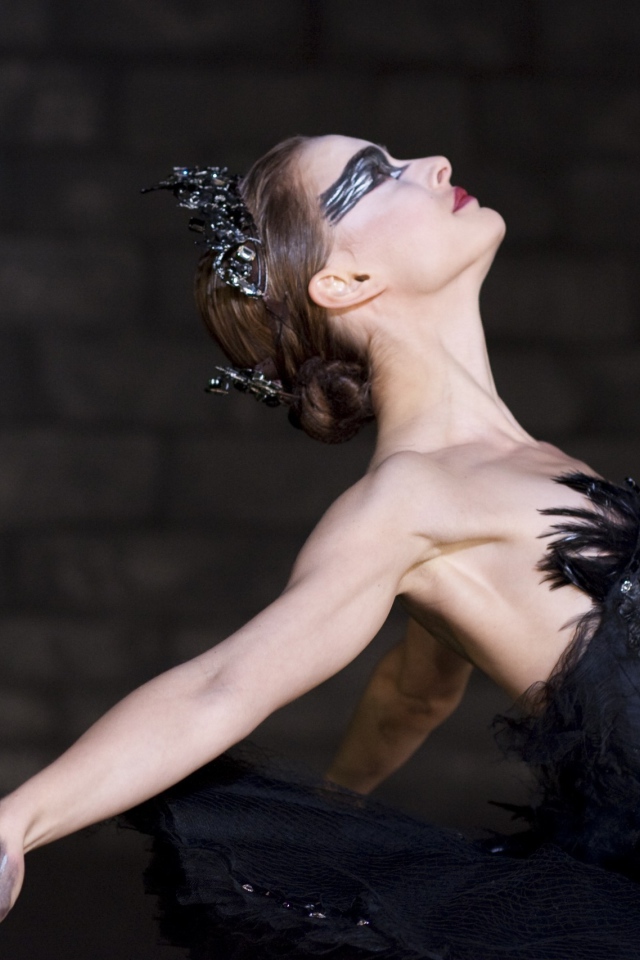 Балерина в образе черного лебедя