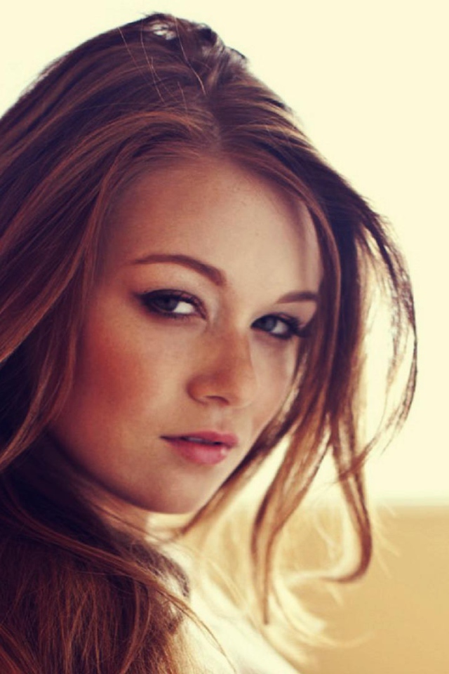 Красивая девушка на диване