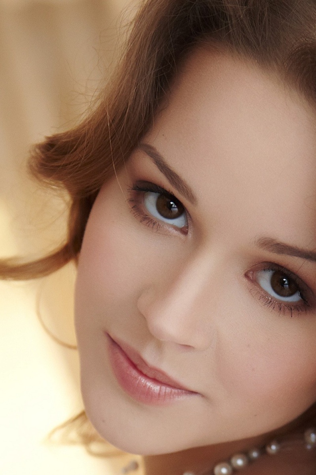 Большие карие глаза