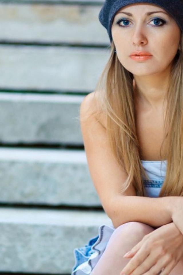 Блондинка в синем берете