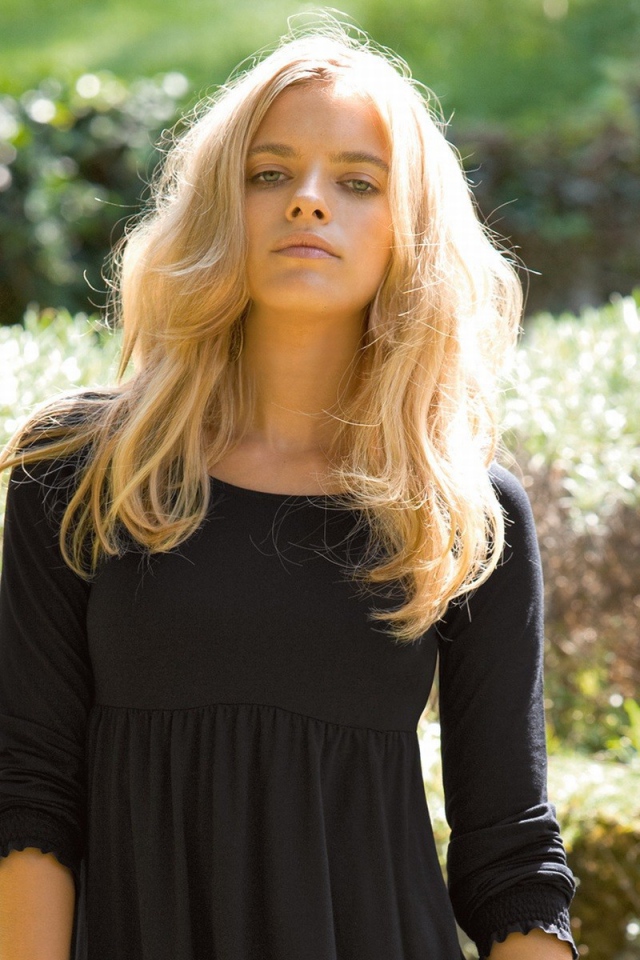 Блондинка в черном платье