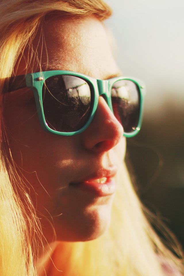 Блондинка в зеленых очках