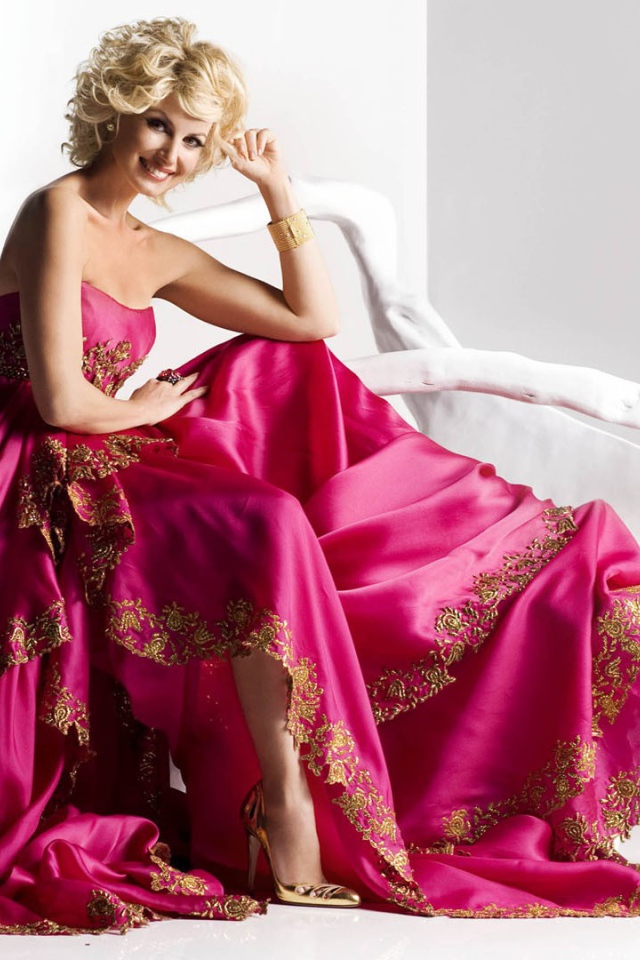 Блондинка в розовом