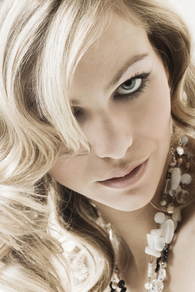 Блондинка с бусами