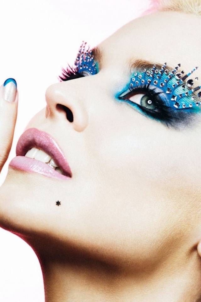 Блондинка с голубым макияжем