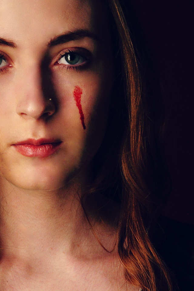 Кровавые слезы на лице