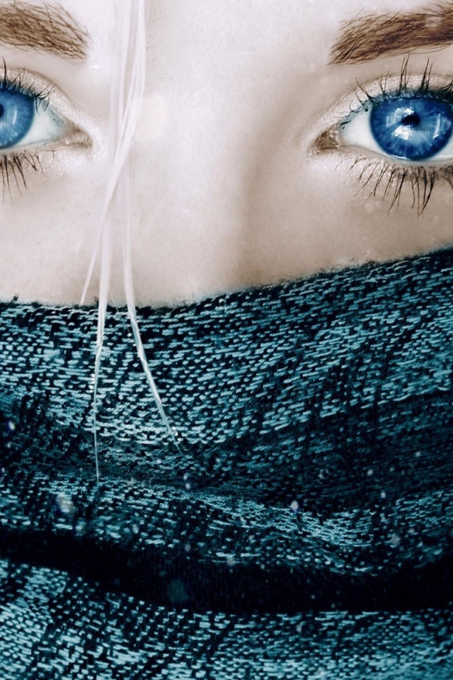 Голубые глаза и серый шарф