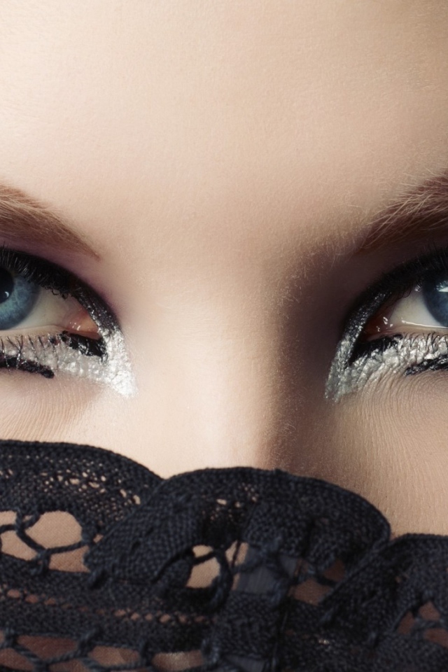 Голубые глаза в красивом макияже