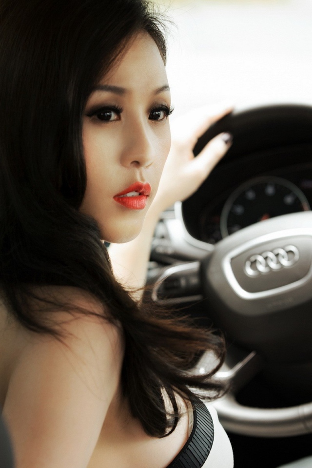 Брюнетка в Ауди