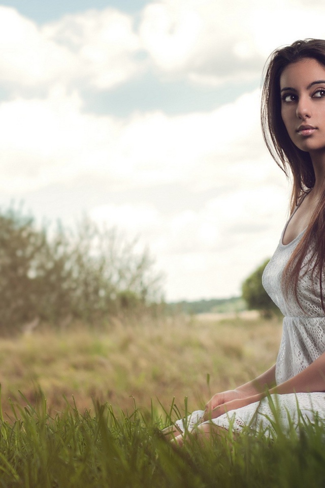 Брюнетка на природе