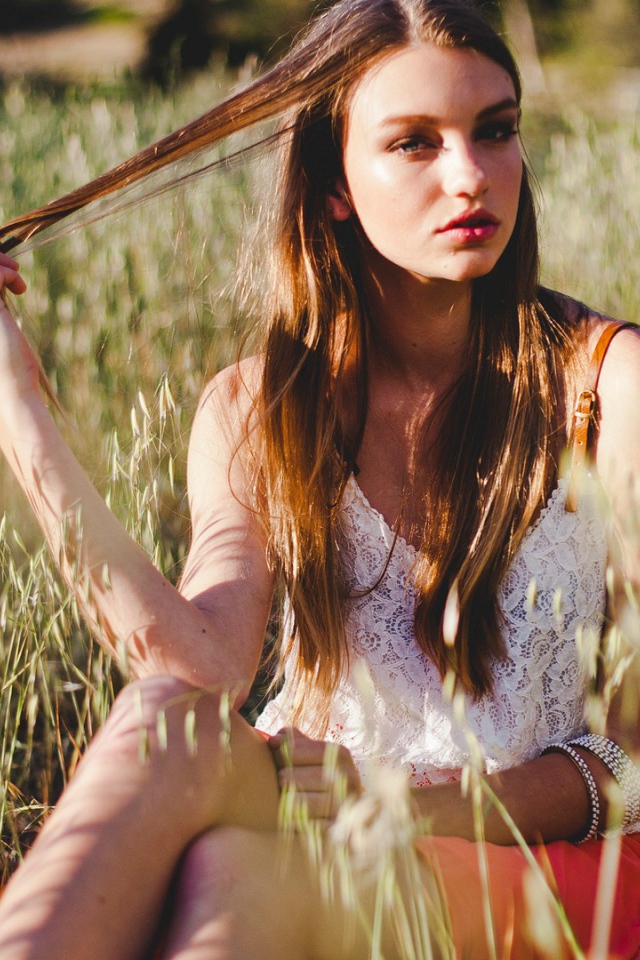 Брюнетка на поле