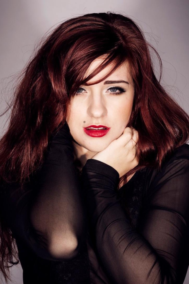 Брюнетка с красными губами