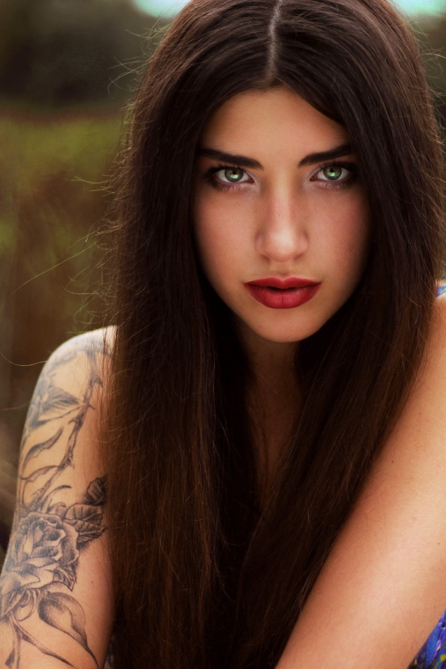 Брюнетка с распущенными волосами