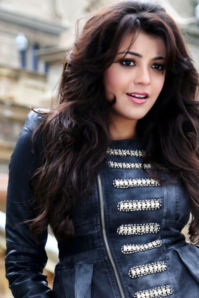 Брюнетка Каял Агарви