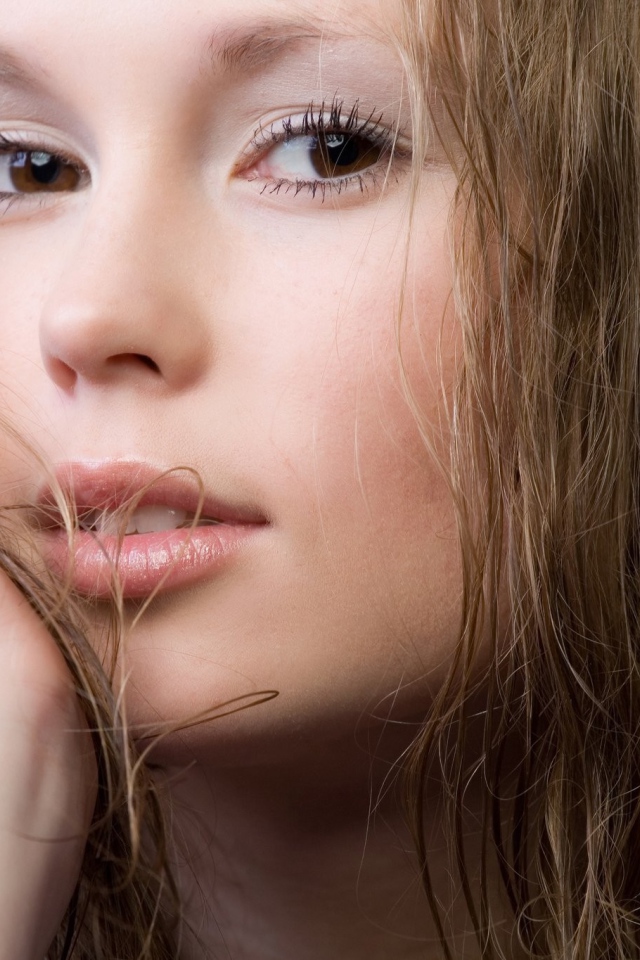 Девушка подперла кулачком голову