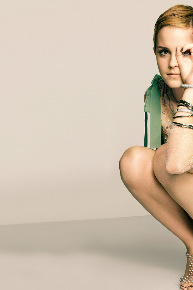 Эмма Ватсон позирует