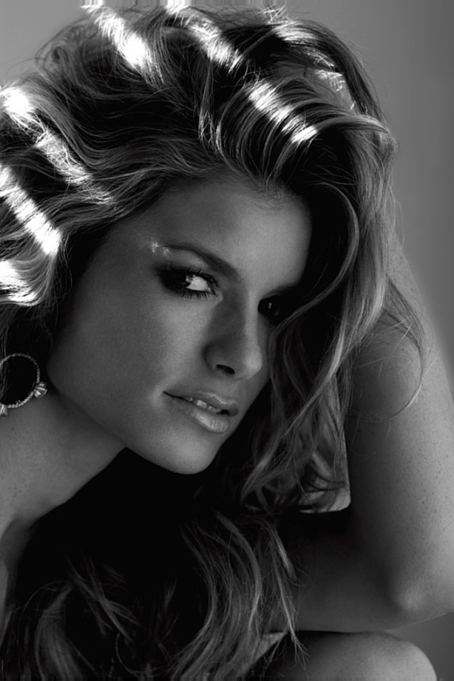 Девушка у окна