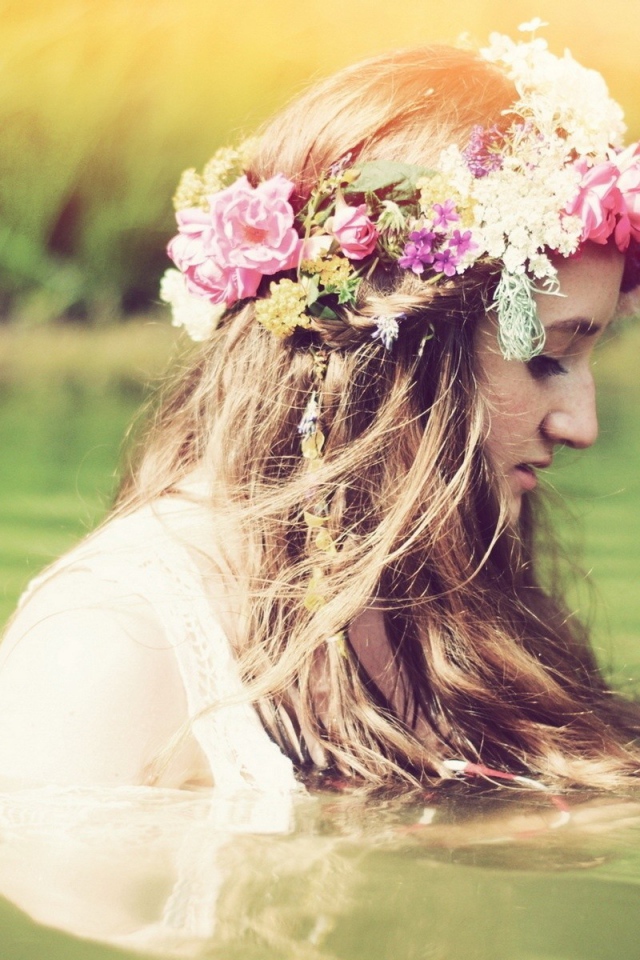 Девушка купается с венком на голове