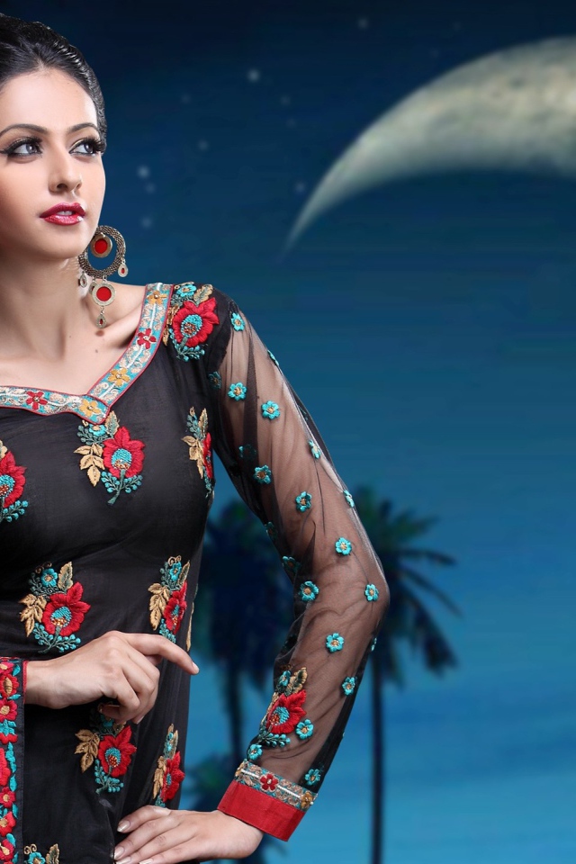 Девушка в цветастом платье