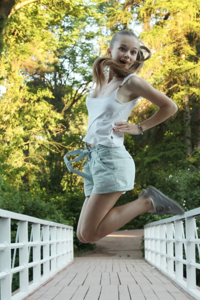 Девушка в прыжке