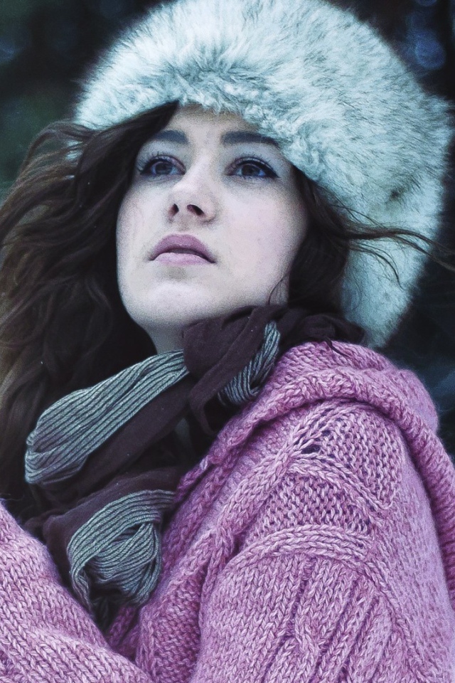 Девушка в свитере и шапке