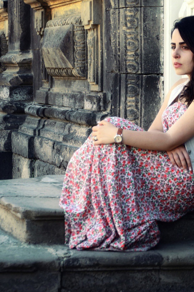 Девушка сидит на крыльце