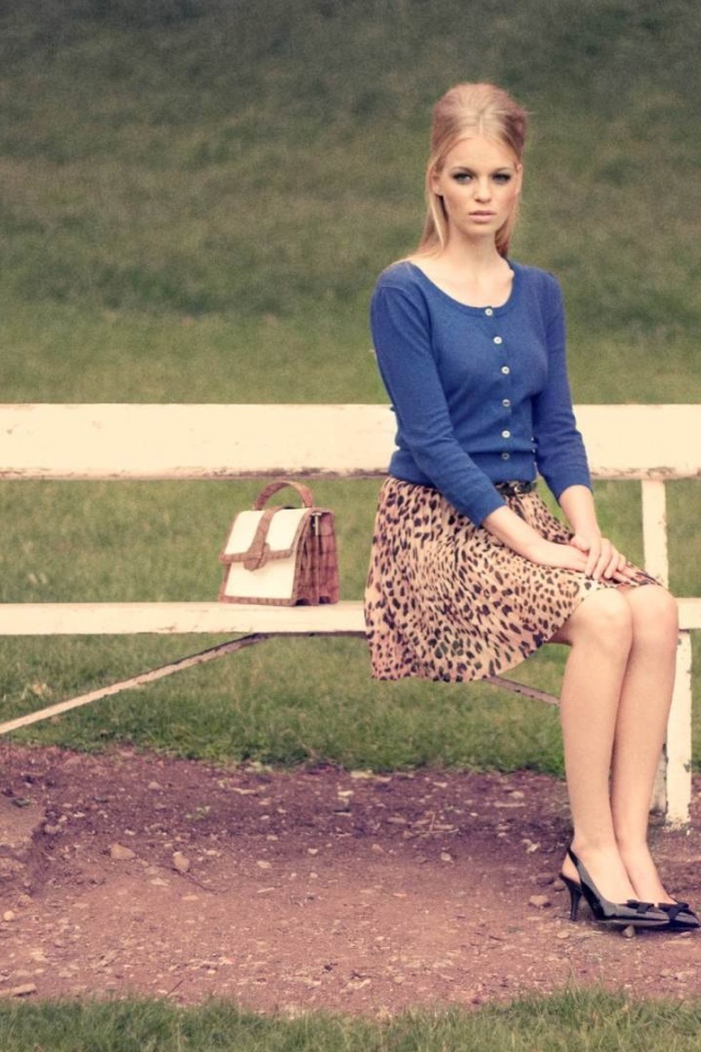 Девушка сидит на лавочке