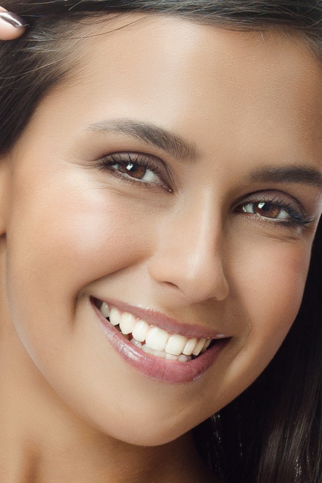 Девушка с очаровательной улыбкой