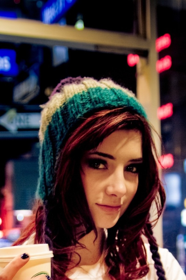 Девушка в шапке  со стаканом