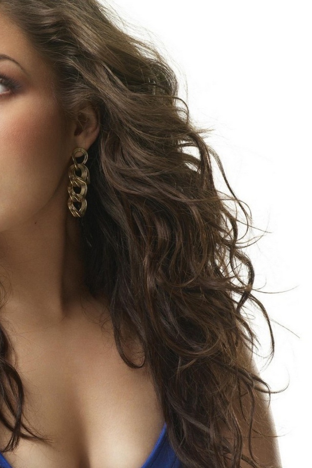 Девушка с пышными волосами