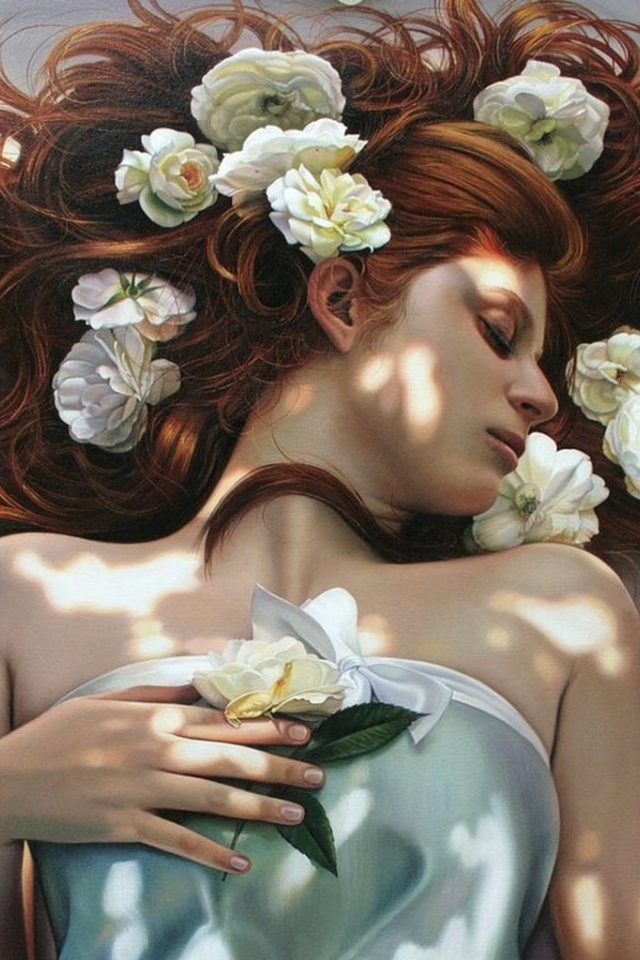 Девушка с цветами в волосах