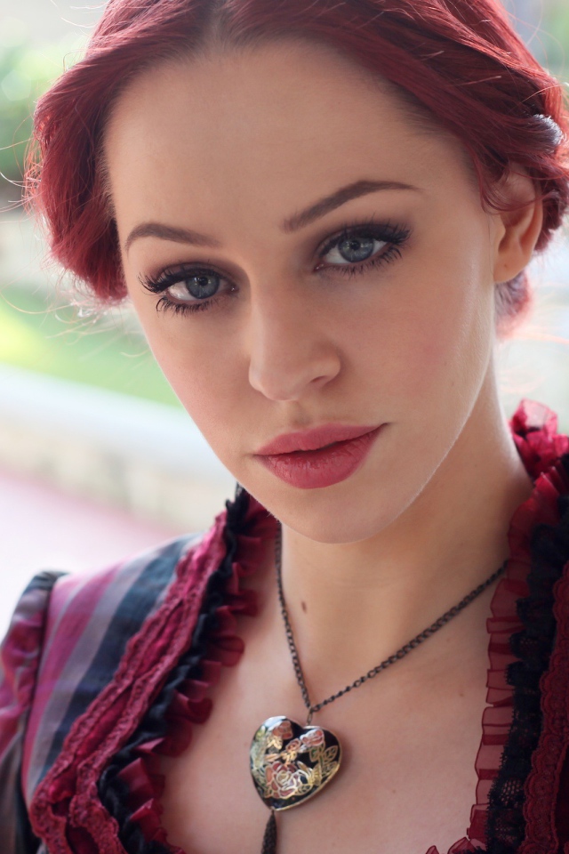 Девушка с кулоном