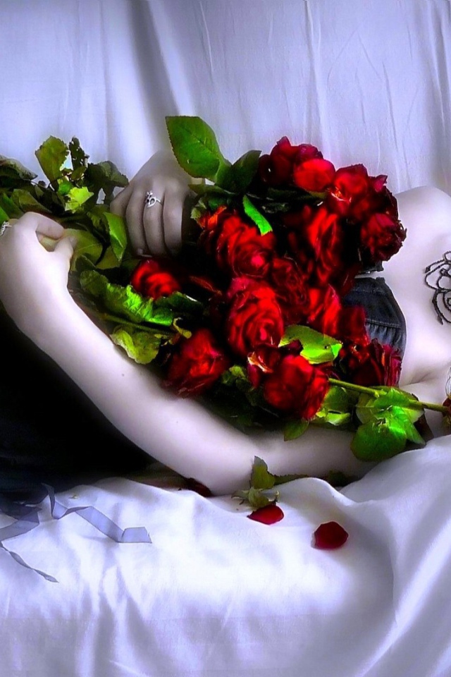 Девушка с розами в черном