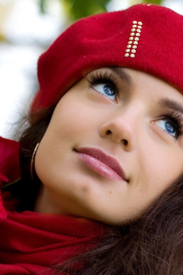 В красной шапочке с розами