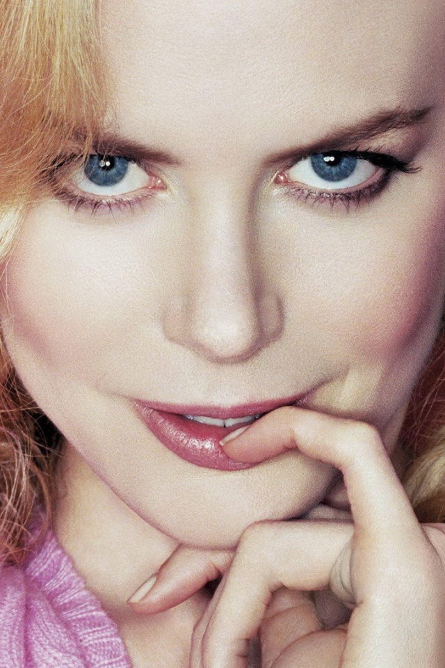 Николь Кидман  в розовом свитере