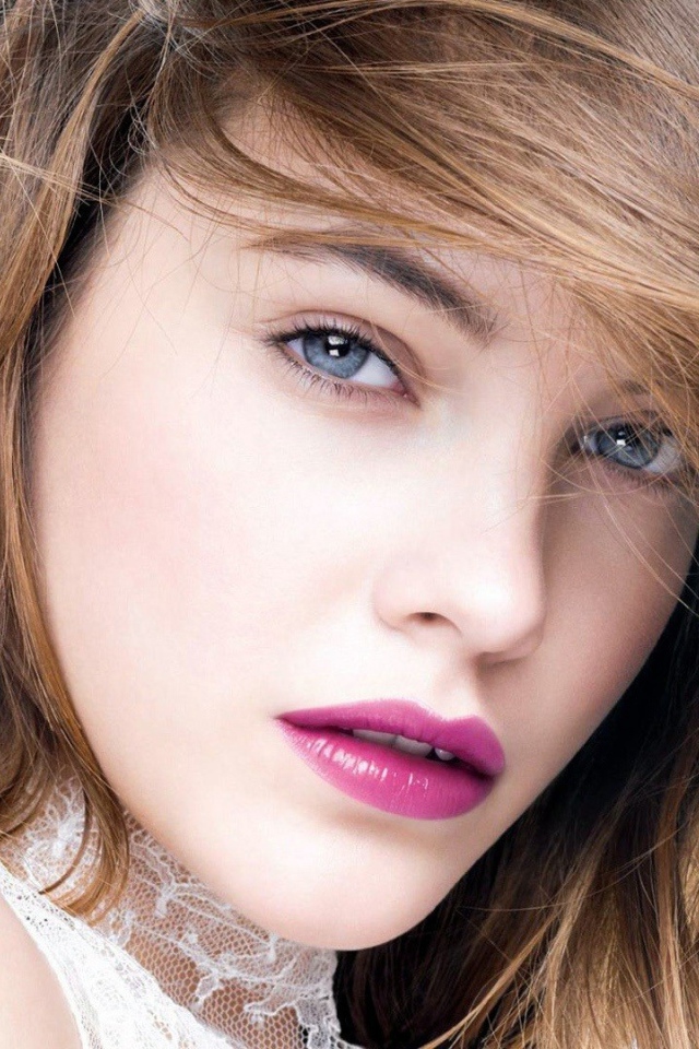 Розовые губы и серые глаза